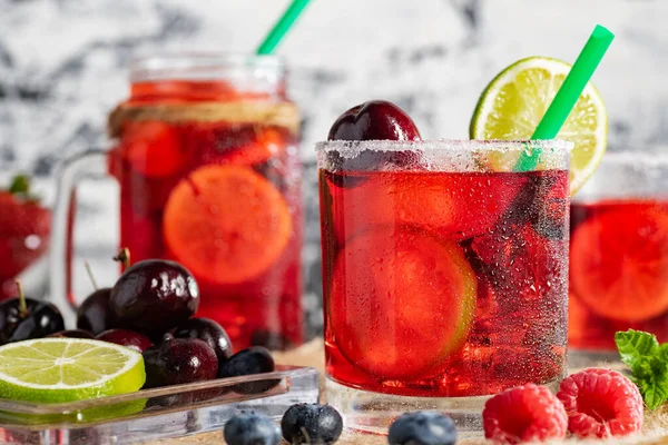 Een Glas Rode Drank Met Ijs Bosbessen Aardbeien Citroen Limoen — Stockfoto