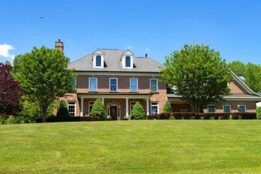 Banliyöde manzaralı ve ön bahçeli özel yapım lüks bir ev.