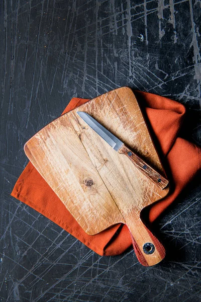 Drewniana Deska Cięcia Nożem Serwetką Kamiennym Ciemnym Tle Powierzchnia Kopia — Zdjęcie stockowe