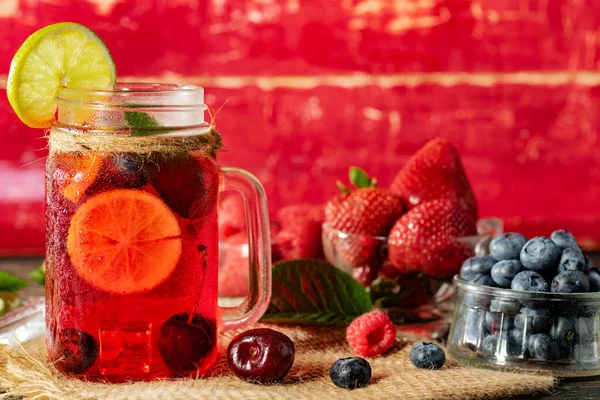 Een Glas Rode Drank Met Ijs Bosbessen Aardbeien Citroen Limoen — Stockfoto