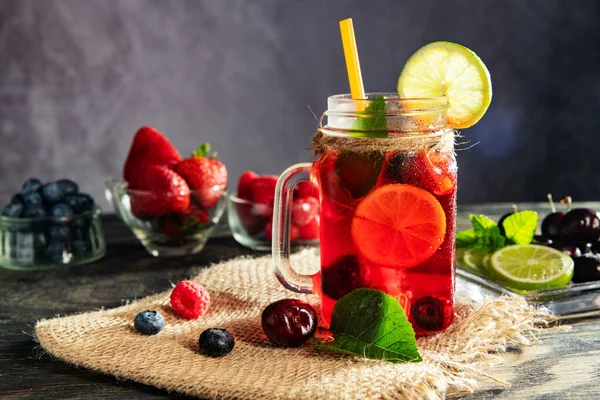 Ett Glas Röd Dryck Med Blåbär Jordgubbar Citron Lime Och — Stockfoto