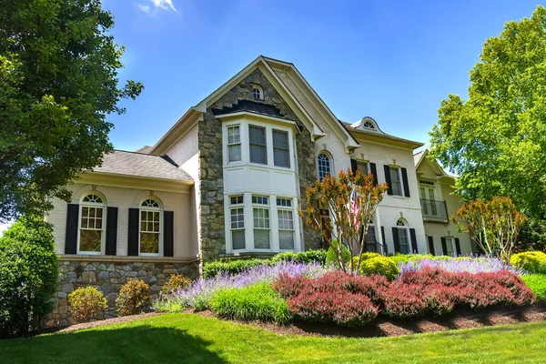 Big Luxury House Nicely Landscaped Front Yard Mowed Lawn Suburbs — Stock Photo, Image