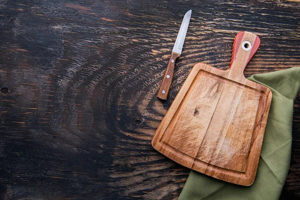 Old Cutting Board Knife Napkin Dark Wooden Table View Copyspace — Stock Photo, Image