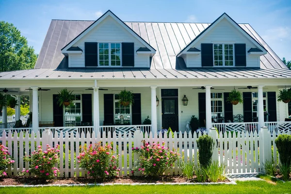 stock image Average American residential home. Traditional American-style home with beautiful landscaping.