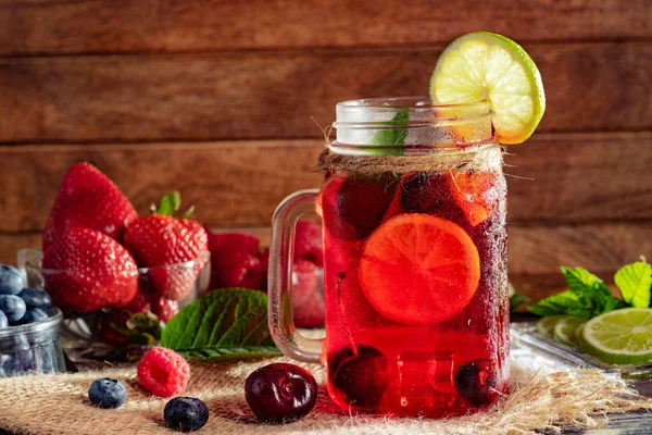 Vaso Bebida Roja Con Hielo Arándanos Fresas Limón Lima Hojas —  Fotos de Stock