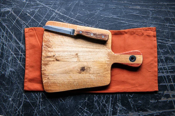 Drewniana Deska Cięcia Nożem Serwetką Kamiennym Ciemnym Tle Powierzchnia Kopia — Zdjęcie stockowe