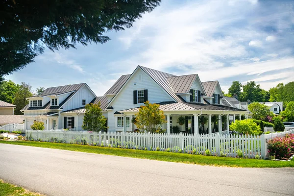 Gemiddeld Amerikaans Woonhuis Traditionele Amerikaanse Stijl Huis Met Prachtige Landschapsarchitectuur — Stockfoto