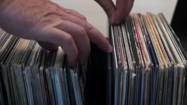 Amateur Musique Masculine Feuillette Une Pile Disques Vinyle Dans Magasin — Video