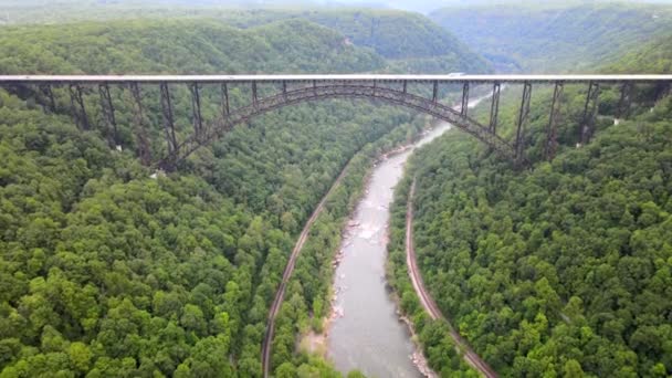位于西维吉尼亚新河峡谷国家公园和保护区的一座横跨峡谷和河流的桥 从鸟瞰的角度来看 — 图库视频影像