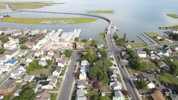 道路は Chincoteague湾の自然保護区への湿地を介して 道路と保護区の空中風景 — ストック動画