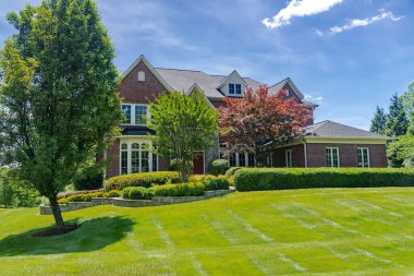 Kuzey Amerika 'daki Summer banliyösünde büyük tuğlalı evler. Güzel manzaralı lüks evler..