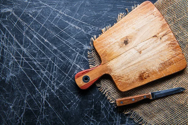 Drewniana Deska Cięcia Nożem Jutą Kamiennym Ciemnym Tle Powierzchnia Kopia — Zdjęcie stockowe