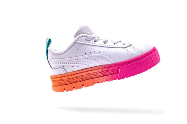 白色背景的儿童运动鞋 色彩艳丽的橡胶鞋底运动鞋 — 图库照片