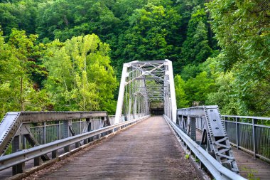 Vadideki eski demir otomobil ve yaya köprüsü..