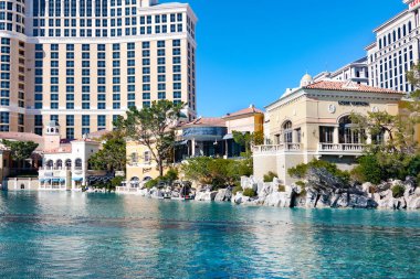 Vegas 'taki Bellagio Otel ve Kumarhanesi. Büyük gölü ve çeşmesi olan İtalyan tarzı bir otel. Güneşli gün ve mavi gökyüzü.