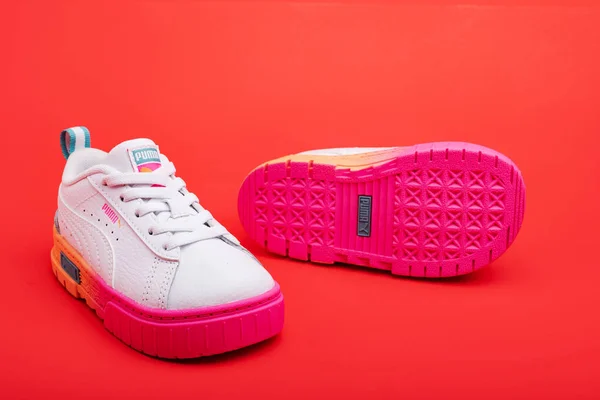 Kırmızı Arka Planda Çocuk Ayakkabısı Puma Kızlar Için Parlak Spor — Stok fotoğraf