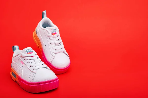 Baby Sneakers Puma Röd Bakgrund Ljusa Sportskor För Flickor — Stockfoto