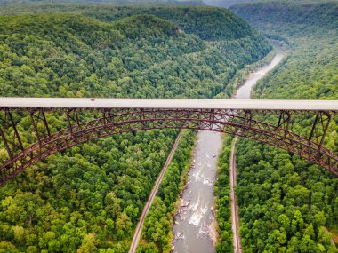 Batı Virginia 'daki New River Gorge Ulusal Parkı' ndaki bir vadi ve nehrin üzerindeki köprü. Kuşbakışı çekilmiş..