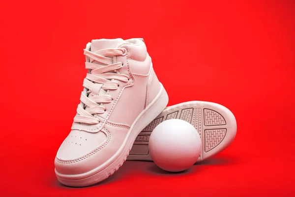 运动鞋的红色背景特写 白色皮革系带运动鞋 — 图库照片