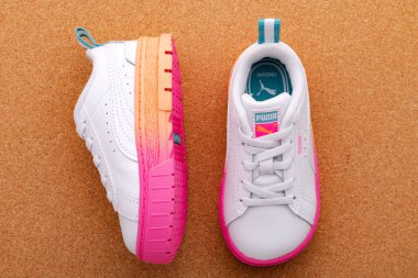 Mantar kaplamalı çocuk ayakkabısı Puma. Yukarıdan görüntüle.