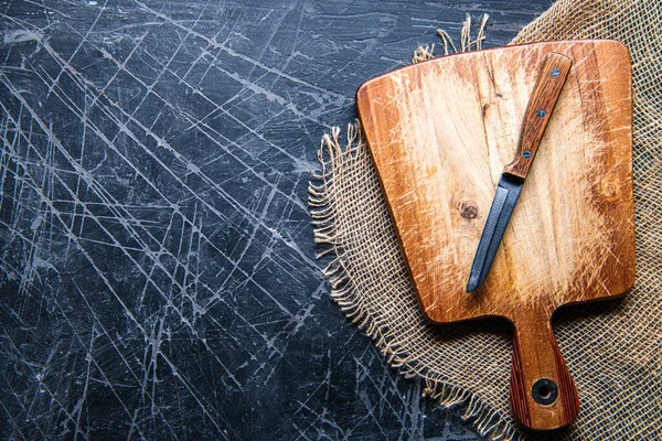 Schneidebrett Aus Holz Mit Messer Und Büschel Auf Dunklem Hintergrund — Stockfoto