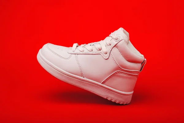 Sport Buty Młodzieżowe Czerwonym Tle Zbliżenie Białe Skórzane Trampki — Zdjęcie stockowe