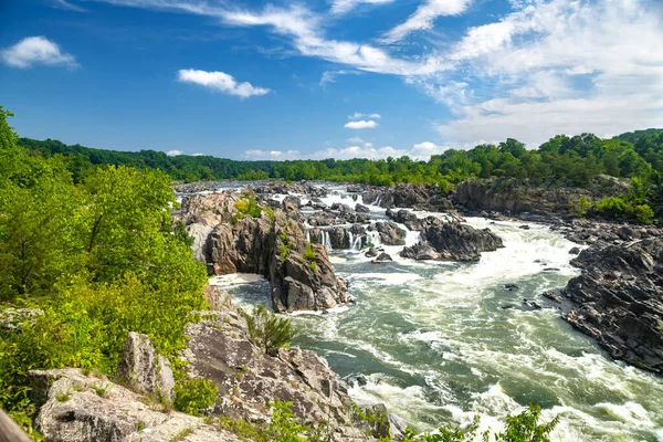 Górska Rzeka Płynie Między Skałami Wodospady Lejki Pod Błękitnym Niebem — Zdjęcie stockowe