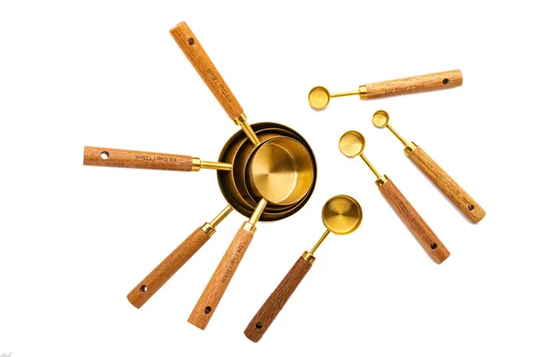 白色背景的木制手柄铜测量勺子 — 图库照片
