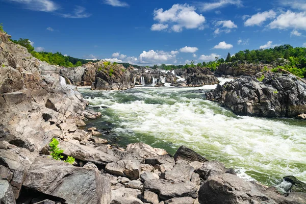 Θυελλώδης Ποτόμακ Ποταμός Ρέει Ανάμεσα Στους Βράχους Της Βιρτζίνια Πράσινο — Φωτογραφία Αρχείου