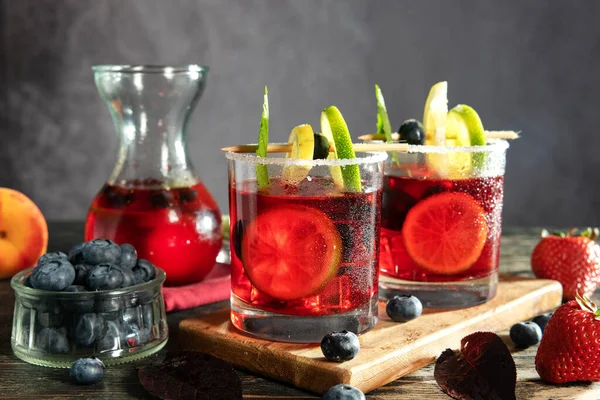 Rode Drank Met Ijs Frambozen Limoen Aardbeien Bosbessen Muntblaadjes Berry — Stockfoto