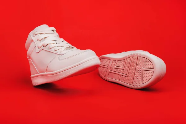 Esportes Jovens Sapatos Fundo Vermelho Close Tênis Couro Branco Lace — Fotografia de Stock