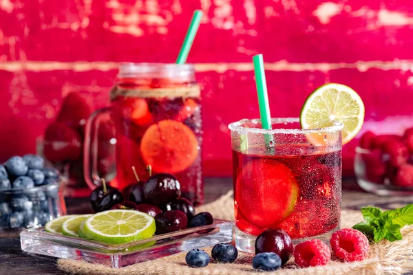 Röd Cocktail Med Hallon Lime Jordgubbar Blåbär Och Myntablad Bär — Stockfoto