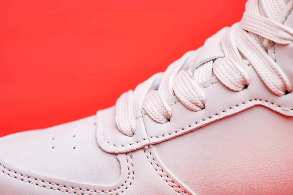 Yeni Spor Ayakkabılarının Bağcıkları Birbirine Çok Yakın Kırmızı Arka Planda — Stok fotoğraf