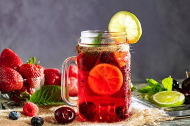 Cam bir kavanozda meyveli soğutma kokteyli. Boşluğu kopyala.