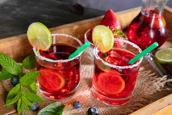 有新鲜蓝莓 樱桃和覆盆子的浆果饮料 杯子中的浆果冰柠檬水 — 图库照片