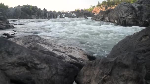 Tempestade Rio Montanha Cheio Fluxo Entre Rochas Pedras Natureza Selvagem — Vídeo de Stock