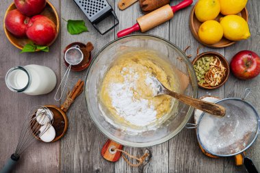 Cam kasede elmalı turta için hamur. Tatlı elmalı turta yapmak için gerekli malzemeler. Yukarıdan görüntüle.