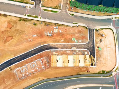 Birkaç aile için bir ev inşaatı. Temel işaretleme, duvar kurulumu. Drone görünümü