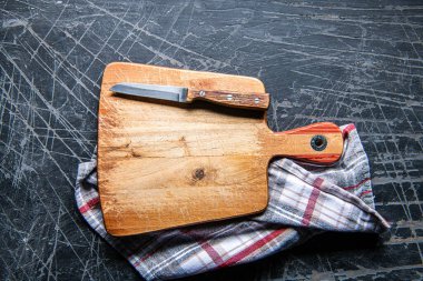 Tahta kesme tahtası ve taş üzerine bıçak ve peçete. Tasarım metni için yüzey kopyalama alanı