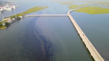 Bataklıklardan Chincoteague Körfezi Doğa Koruma Alanı 'na giden yol. Yol ve rezervin havadan görüntüsü.