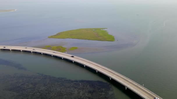 穿过沼泽地到达中国湾自然保护区的路 道路和保护区的空中景观 — 图库视频影像