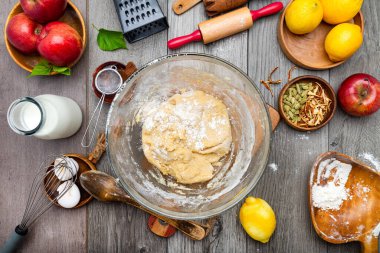 Cam kasede elmalı turta için hamur. Tatlı elmalı turta yapmak için gerekli malzemeler. Yukarıdan görüntüle.