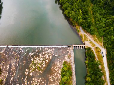 Nehre su dökmek için baraj ve su birikintileri. Drone görünümü.