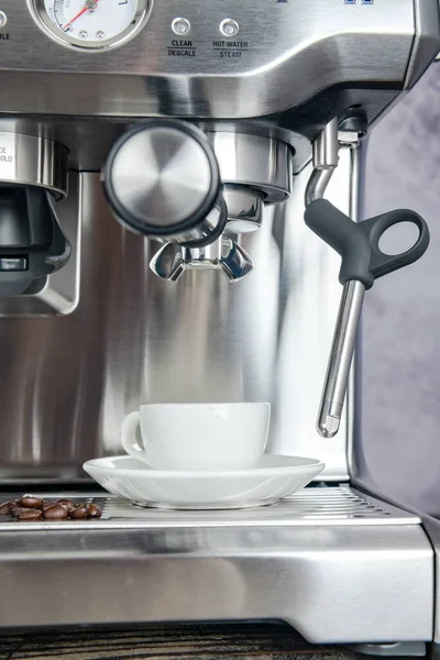 Nahaufnahme Einer Modernen Stahlkaffeemaschine Mit Kaffeetasse — Stockfoto