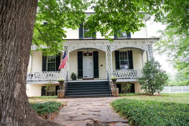 Evin giriş kapısı, patika ve eve çıkan adımlar..