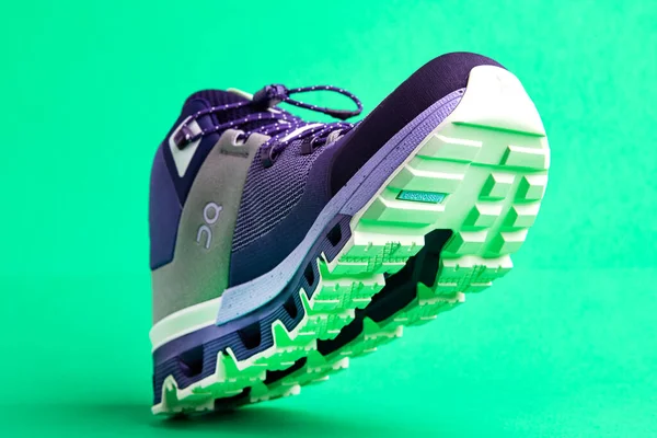 Yeşil Arka Planda Spor Ayakkabıları Sıradan Şık Ayakkabılar — Stok fotoğraf
