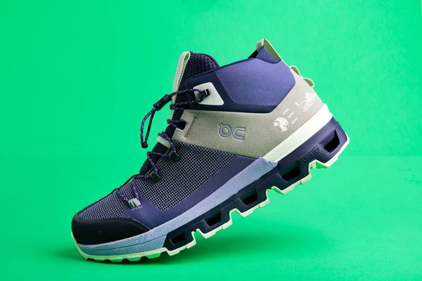 Yeşil Arkaplanda Spor Stili Ayakkabı Yakın Plan — Stok fotoğraf