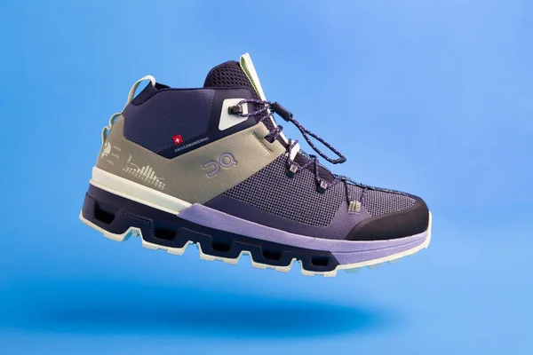Mavi Arka Planda Helion Spor Ayakkabıları Sıradan Şık Ayakkabılar Kapatın — Stok fotoğraf