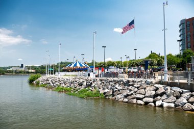 Ulusal Liman, Maryland 'deki Potomac Nehri kıyısında. Vatandaşlar için yürüyüş ve dinlenme yeri.. 