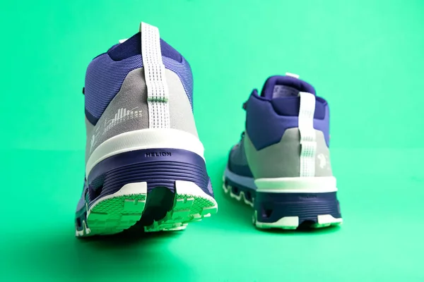 Yeşil Arka Planda Den Bir Çift Helion Walking Shoes Yakın — Stok fotoğraf